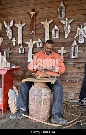 Noires ou Afro-américaine l'artiste bois figures en bois et figurines en vente sur le porche de Priester's Les pacanes, près de Fort-de l'Alabama. Banque D'Images