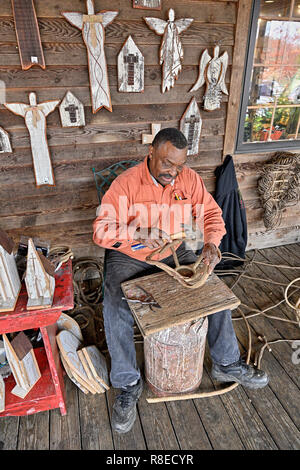 Noires ou Afro-américaine l'artiste bois figures en bois et figurines en vente sur le porche de Priester's Les pacanes, près de Fort-de l'Alabama. Banque D'Images