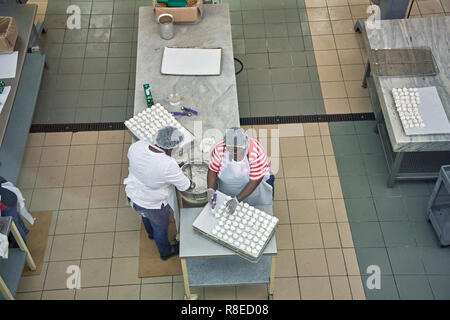 Les femmes qui effectuent des bonbons et des sucreries à Priester's pacanes au Fort rural-Alabama, Etats-Unis. Banque D'Images