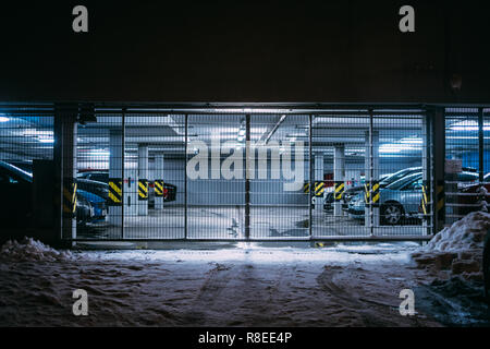 Appartement lumineux avec parking en voitures à l'intérieur sur fond de nuit d'hiver Banque D'Images