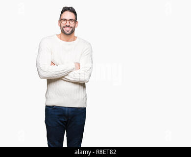 Beau jeune homme portant des lunettes au fond isolé heureux face smiling avec bras croisés regardant la caméra. Personne positive. Banque D'Images