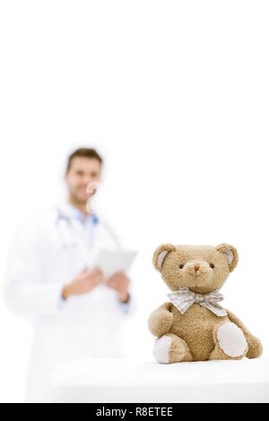 Ours à l'homme médecin en arrière-plan. Banque D'Images