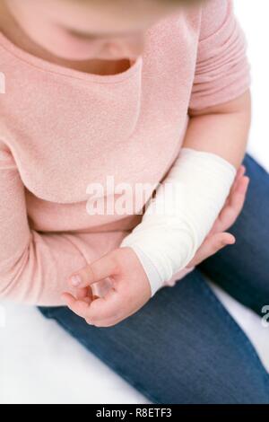 Fille avec le bras bandé. Banque D'Images