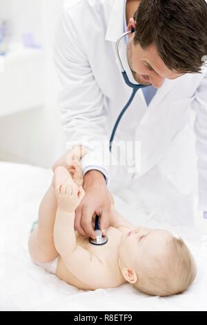 Doctor examining baby avec stéthoscope. Banque D'Images