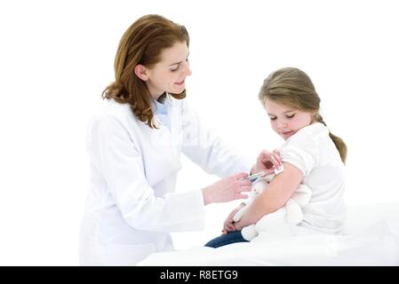 Médecin femme jeune fille par injection dans le bras. Banque D'Images