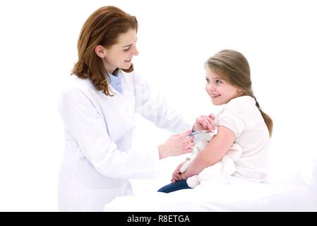 Médecin femme jeune fille par injection dans le bras. Banque D'Images