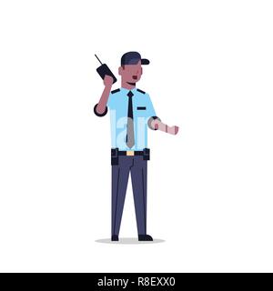 African American security guard holding homme en uniforme policier radio talkie walkie parlant personnage masculin télévision pleine longueur isolée Illustration de Vecteur