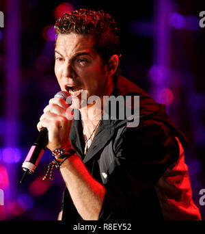 David Bisbal se produit en concert pendant la Romance Viva show à l'American Airlines Arena de Miami, le 3 février 2006. Banque D'Images