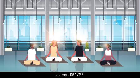 Mélanger la race des gens assis en position de lotus sport faire des exercices de relaxation méditation remise en forme moderne de l'intérieur de sport concept homme femme personnages plate horizontale Illustration de Vecteur