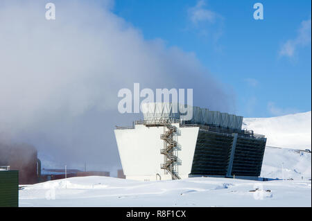 La vapeur, le ciel bleu et les montagnes enneigées. Centrale géothermique à Krafla, Nord de l'Islande Banque D'Images