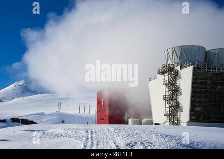 La vapeur, le ciel bleu et les montagnes enneigées. Centrale géothermique à Krafla, Nord de l'Islande Banque D'Images