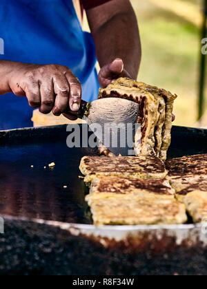Cuisson des gâteaux traditionnels asiatiques - Murtabak avec remplissage à l'intérieur. L'alimentation de rue asiatique classique de l'île de Langkawi en Malaisie. Close up. Banque D'Images