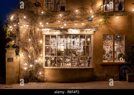 Pavilion boutique Broadway fenêtre d'affichage pendant la nuit de Noël. Broadway, Cotswolds, Worcestershire, Angleterre. Banque D'Images