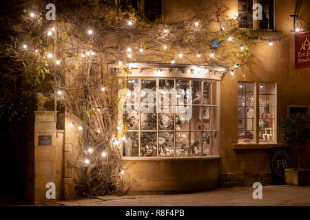 Pavilion boutique Broadway fenêtre d'affichage pendant la nuit de Noël. Broadway, Cotswolds, Worcestershire, Angleterre. Banque D'Images