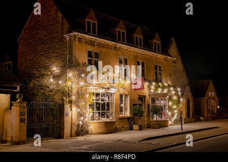 Pavilion boutique Broadway fenêtre d'affichage pendant la nuit de Noël. Broadway, Cotswolds, Worcestershire, Angleterre. Banque D'Images