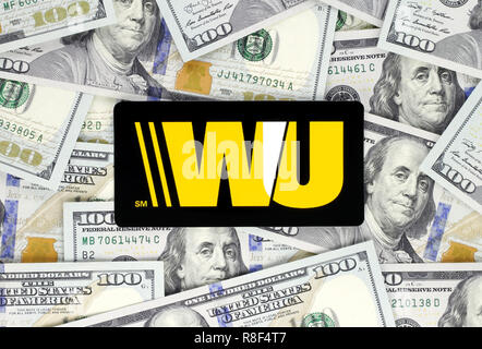 Kiev, Ukraine - 18 septembre 2018 : Western Union logo imprimé sur papier, coupés et placés sur le fond. Banque D'Images