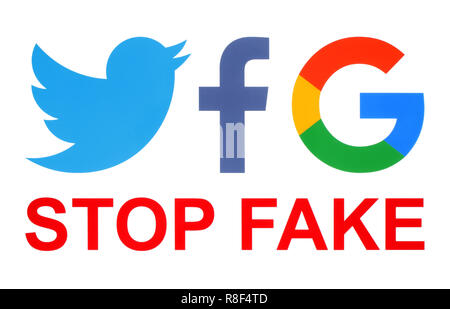 Kiev, Ukraine - 09 octobre, 2018 : Facebook, Twitter et Google icônes imprimées sur du papier blanc avec stop fake mots. Banque D'Images