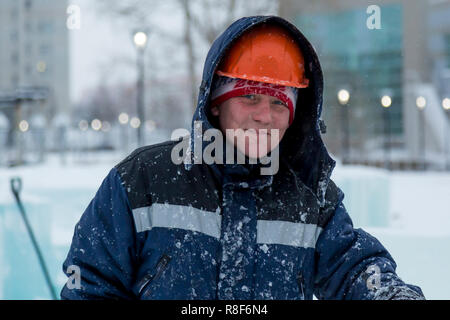 Portrait d'un travailleur engagé à organiser une ville de glace Banque D'Images