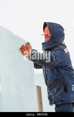 Portrait d'un travailleur engagé à organiser une ville de glace Banque D'Images