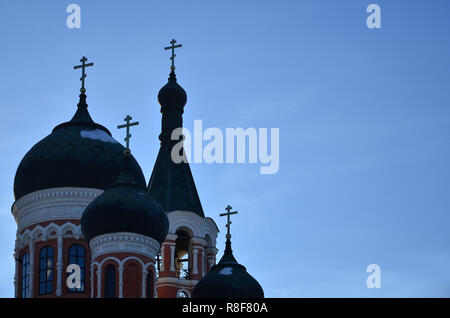 Eglise des Trois Saints. Kharkiv. L'Ukraine. Photo détaillée de l'église avec des dômes et des décors d'allégement noir dans la journée à l'extérieur Banque D'Images