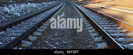 Plus de détails hiver russe enneigé de fer de plein soleil. Les rails et traverses sous la neige de décembre. Les chemins de fer russes en détail Banque D'Images