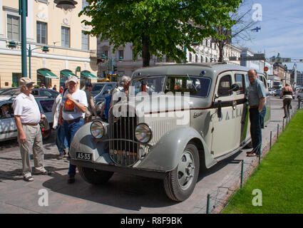 Véhicule historique, le bus Sisu 322 de l'année 1933 a retrouvé son apparence tout en servant le groupe Jazz d'Helsinki 'Dislapé'. Banque D'Images