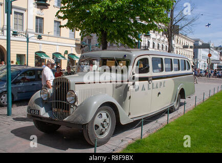 Véhicule historique, le bus Sisu 322 de l'année 1933 a retrouvé son apparence tout en servant le groupe Jazz d'Helsinki 'Dislapé'. Banque D'Images