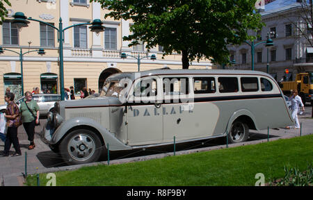 Véhicule historique, le bus Sisu 322 de l'année 1933 a retrouvé son apparence tout en servant le groupe Jazz d'Helsinki 'Dislapé'. Banque D'Images