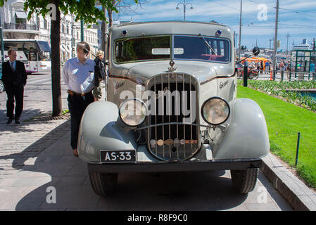 Véhicule historique, le bus Sisu 322 de l'année 1933 a retrouvé son apparence tout en servant le groupe Jazz d'Helsinki 'Dislapé'. Banque D'Images