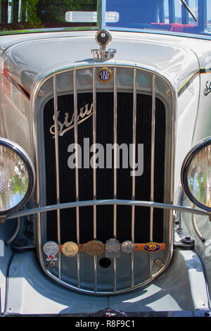 Véhicule historique, le bus Sisu 322 de l'année 1933 a retrouvé son apparence tout en servant le groupe Jazz d'Helsinki 'Dislapé'. Banque D'Images