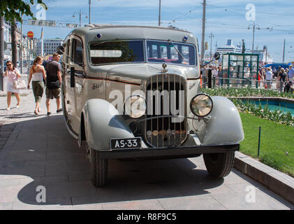 Véhicule historique, le bus Sisu 322 de l'année 1933 a retrouvé son apparence tout en servant le groupe Jazz d'Helsinki 'Dislapé'. Banque D'Images