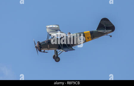 Viima vintage 1939 VL 2 places biplan formateur de l'Armée de l'Air finlandaise d'effectuer de la voltige aérienne au FAF 100 ans anniversaire Air Show. Banque D'Images