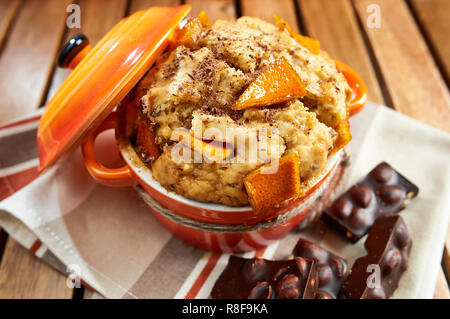 Muffin vegan fait maison à l'orange confite et chocolat, servi dans le chocolat aux noisettes cupcake sur un fond de bois ; vue d'en haut. Banque D'Images