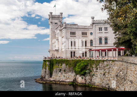 Vue sur le Château de Miramare dans le Golfe de Trieste, Frioul-Vénétie Julienne, Italie Banque D'Images