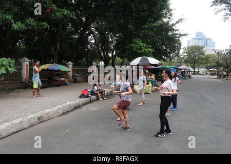 Un groupe de jeunes adolescents philippins pour effectuer la formation flash mob dans la rue dans le Agrifina Cercle, Parc Rizal, Philippines Manille Banque D'Images