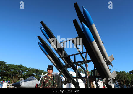 Un membre de la Philippine Air Force à l'Armée de l'air Parc de la ville de Clark Freeport Zone, un réaménagement d'une ancienne base aérienne US dans la province de Pampanga aux Philippines Banque D'Images