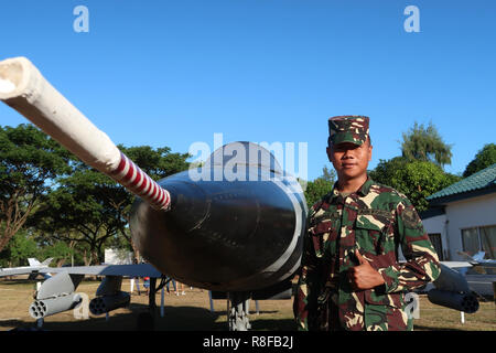 Un membre de la Philippine Air Force à l'Armée de l'air Parc de la ville de Clark Freeport Zone, un réaménagement d'une ancienne base aérienne US dans la province de Pampanga aux Philippines Banque D'Images