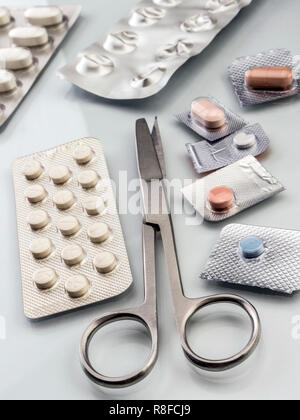 Différents types de médicaments avec des ciseaux dans un hôpital, conceptual image Banque D'Images