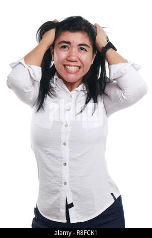 La frustration. Frustré et a souligné young businesswoman crier. Beau young mixed race woman isolé sur fond blanc Banque D'Images