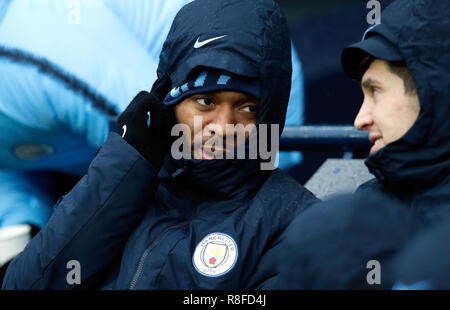 Manchester City's Raheem Sterling (à gauche) et John pierres sur le banc avant de la Premier League match au stade Etihad, Manchester. Banque D'Images