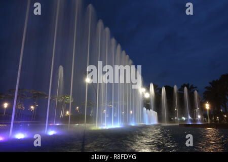 Jets fontaine de nuit, dans une longue exposition shot Banque D'Images