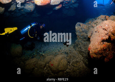 Scuba Diver enteres une caverne à Boa Vista - Cap Vert Banque D'Images