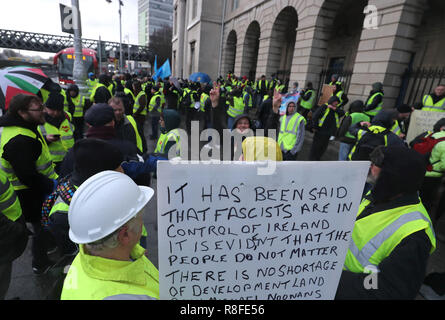 En dehors de la campagne Custom House avant de marcher à Leinster House à Dublin au cours d'une 'yellow vest' manifestation pour protester contre le bilan du gouvernement irlandais sur un éventail de questions sociales. Banque D'Images