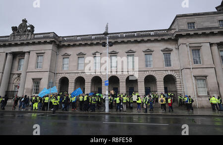 En dehors de la campagne Custom House avant de marcher à Leinster House à Dublin au cours d'une 'yellow vest' manifestation pour protester contre le bilan du gouvernement irlandais sur un éventail de questions sociales. Banque D'Images