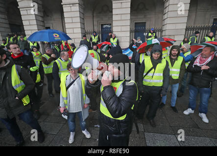 En dehors de la campagne Custom House avant de marcher à Leinster House à Dublin au cours d'une 'yellow vest' manifestation pour protester contre le bilan du gouvernement irlandais sur un éventail de questions sociales. Banque D'Images