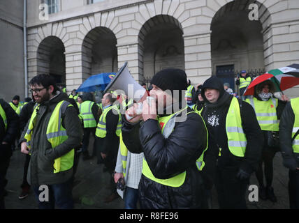 En dehors de la campagne Custom House avant de marcher à Leinster House à Dublin au cours d'une 'yellow vest' manifestation pour protester contre le bilan du gouvernement irlandais sur un éventail de questions sociales. Banque D'Images