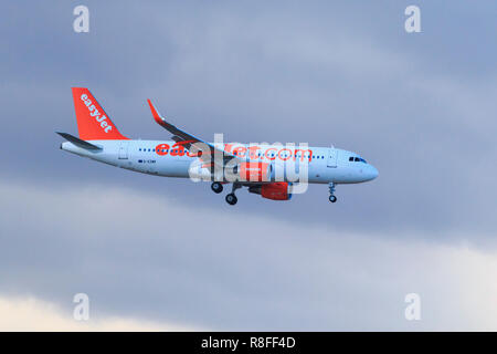 Avion Airbus A320-214 dans l'atterrissage de l'aéroport Tenerife easyJet Banque D'Images
