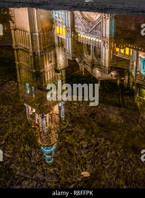 Reflet de la cathédrale Sainte Marie de Tolède sur la place de l'hôtel de ville extérieure Toledo, Castille-La Manche, Espagne. L'Espagne. Banque D'Images