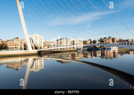 Bâtiments sur Newcastle Quayside encadrée de Gateshead Millennium Bridge et se reflètent dans la rivière Tyne, Angleterre du Nord-Est, Royaume-Uni Banque D'Images