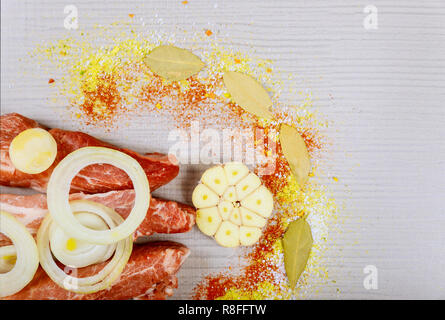 Beef carbonade de porc frais, de la viande marinée et préparé pour le rôti avec l'ail et les oignons Banque D'Images